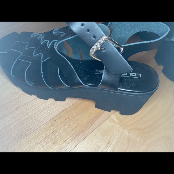 Black strappi sandals from Italy w/thick sole. - Picture 7 of 10